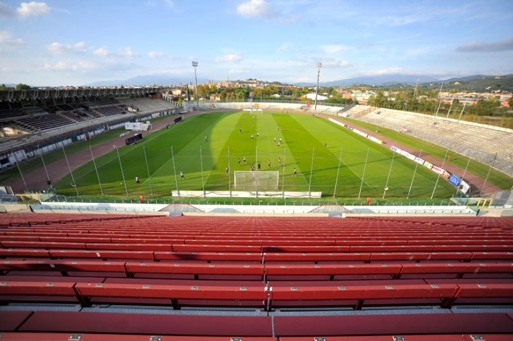 lo stadio ''CittÃ  di Arezzo'' fotografato dai gradoni della sud